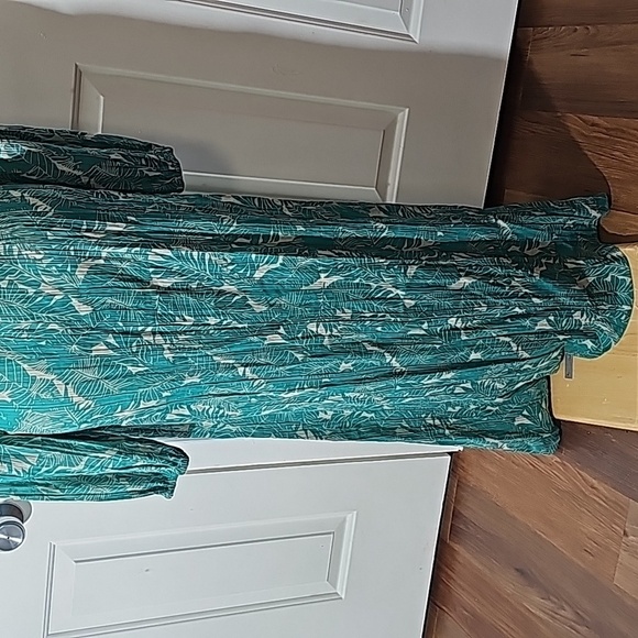 BOOHOO, Long lovely robe or street wear.‎ Green/blue. Size medium. - Picture 7 of 12